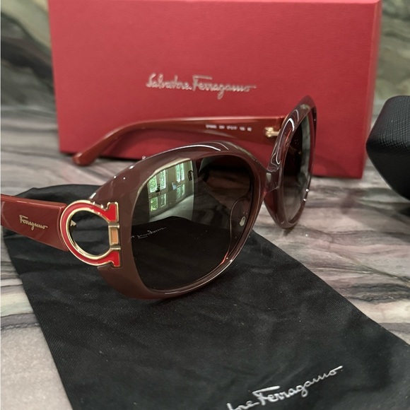 FERRAGAMO Gancini Sunglasses NIB Burgundy Gold - Picture 6 of 16